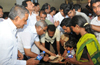 Vijayakumar Shetty, J R Lobo distribute food to stranded passengers at KSRTC bus stand